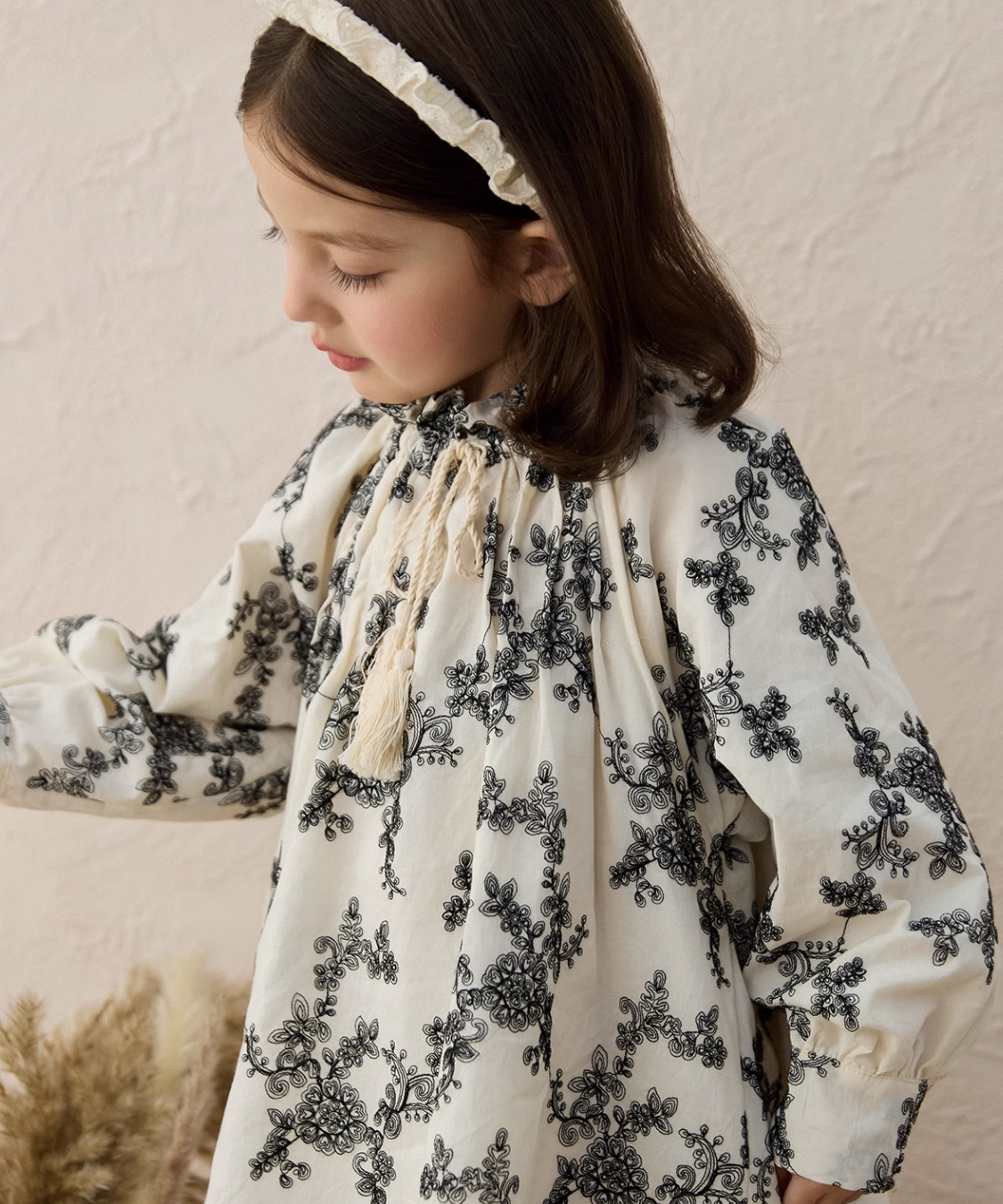 シャーリングネックフラワー刺繍レイヤードワンピース