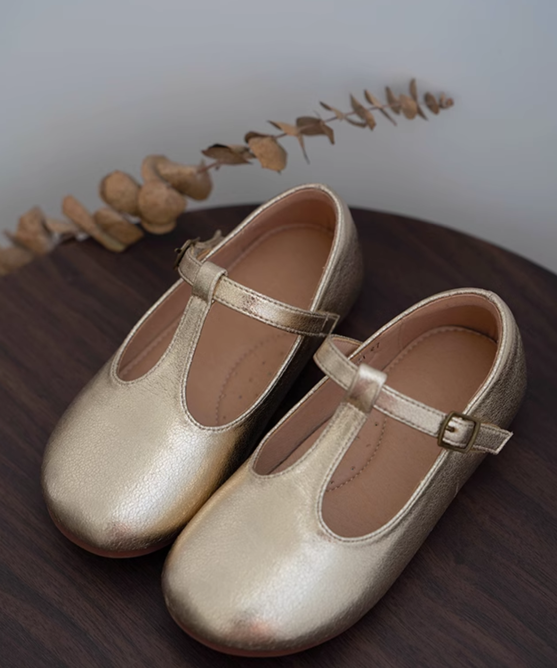 Tストラップゴールドフラットシューズ