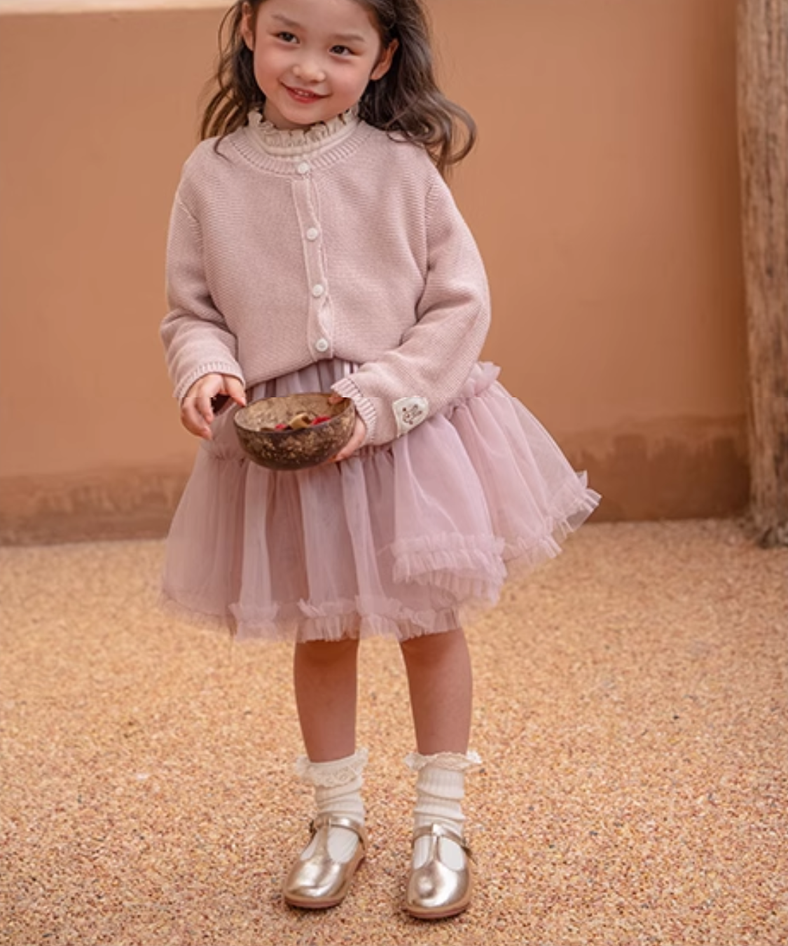 Tストラップゴールドフラットシューズ