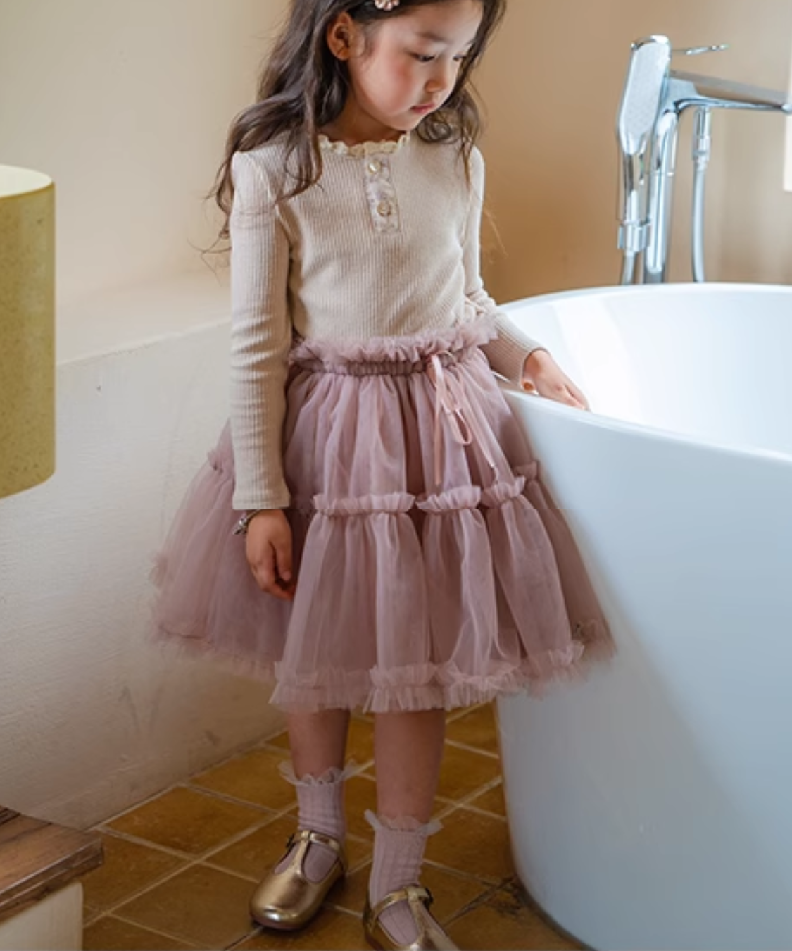 Tストラップゴールドフラットシューズ