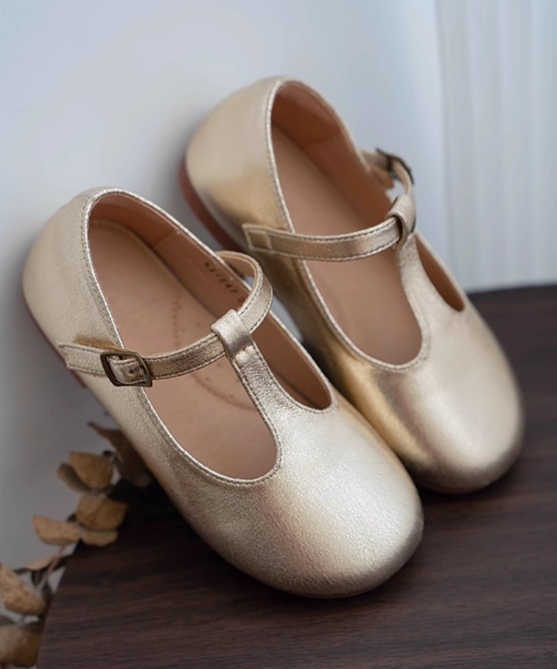 Tストラップゴールドフラットシューズ