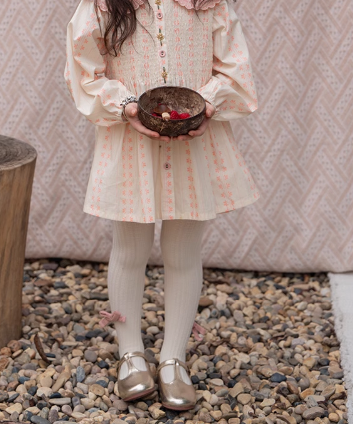 Tストラップゴールドフラットシューズ