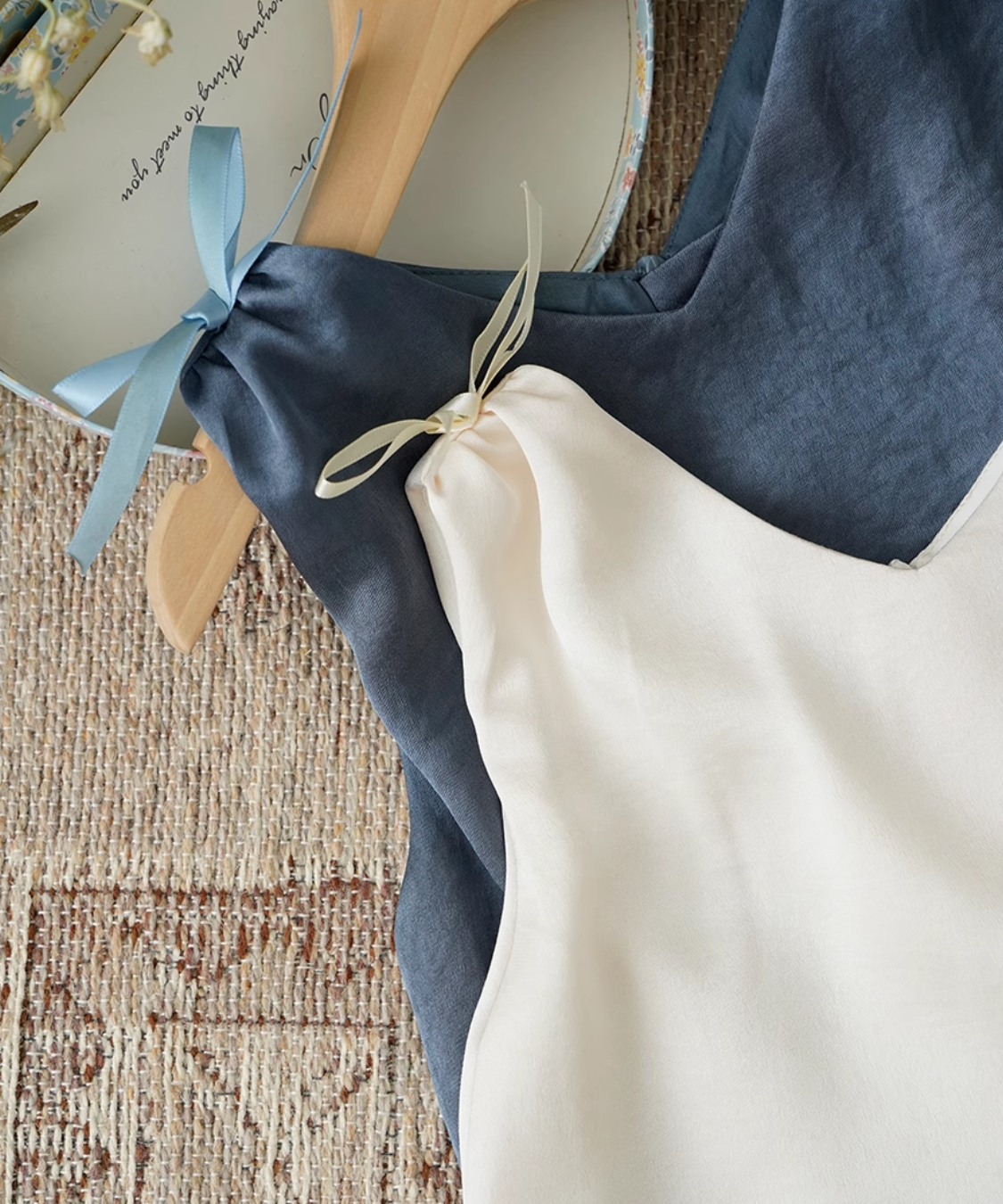 Vネックショルダーリボンチュールドッキングワンピース