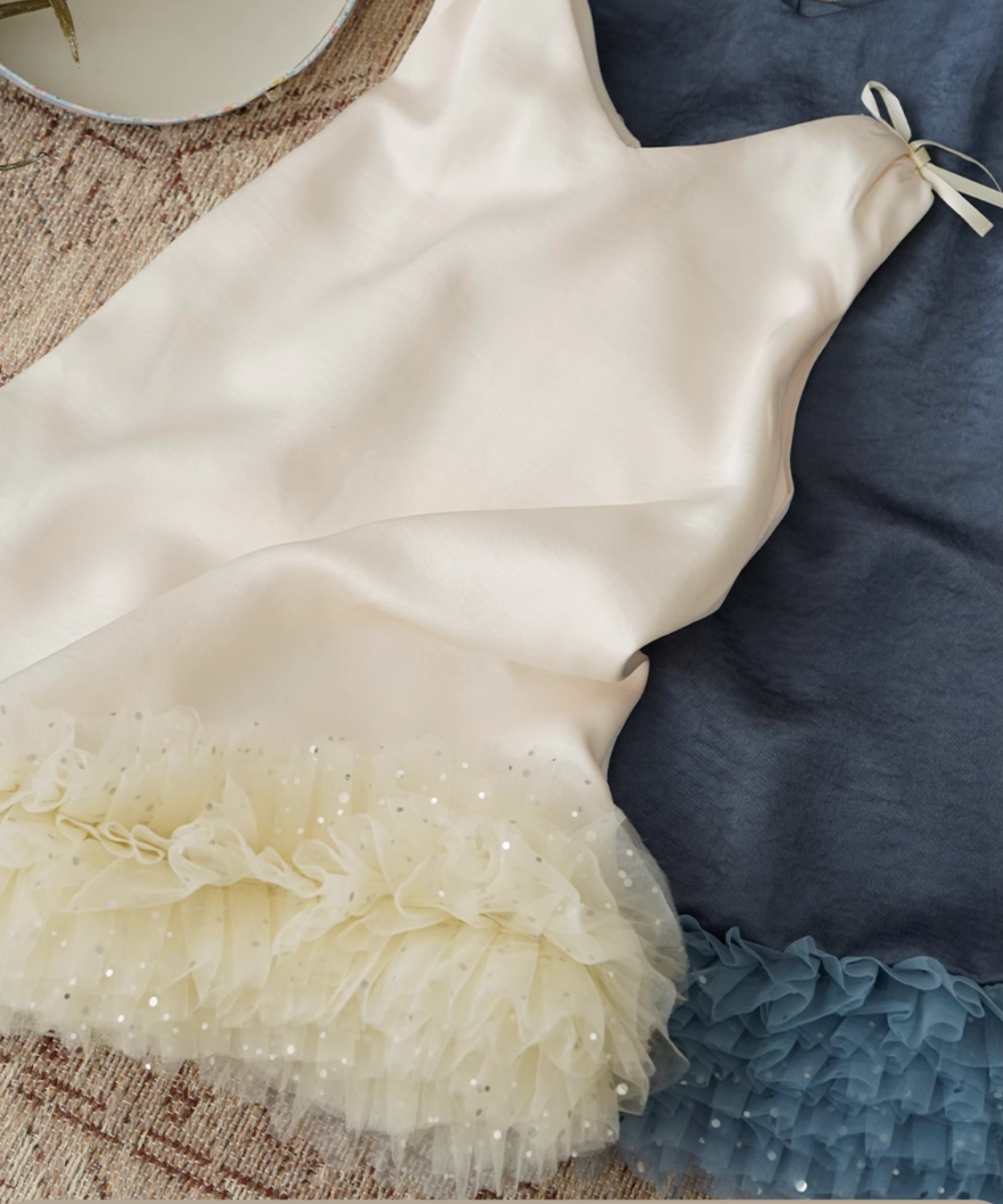 Vネックショルダーリボンチュールドッキングワンピース