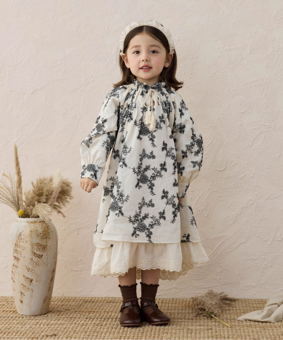 シャーリングネックフラワー刺繍レイヤードワンピース