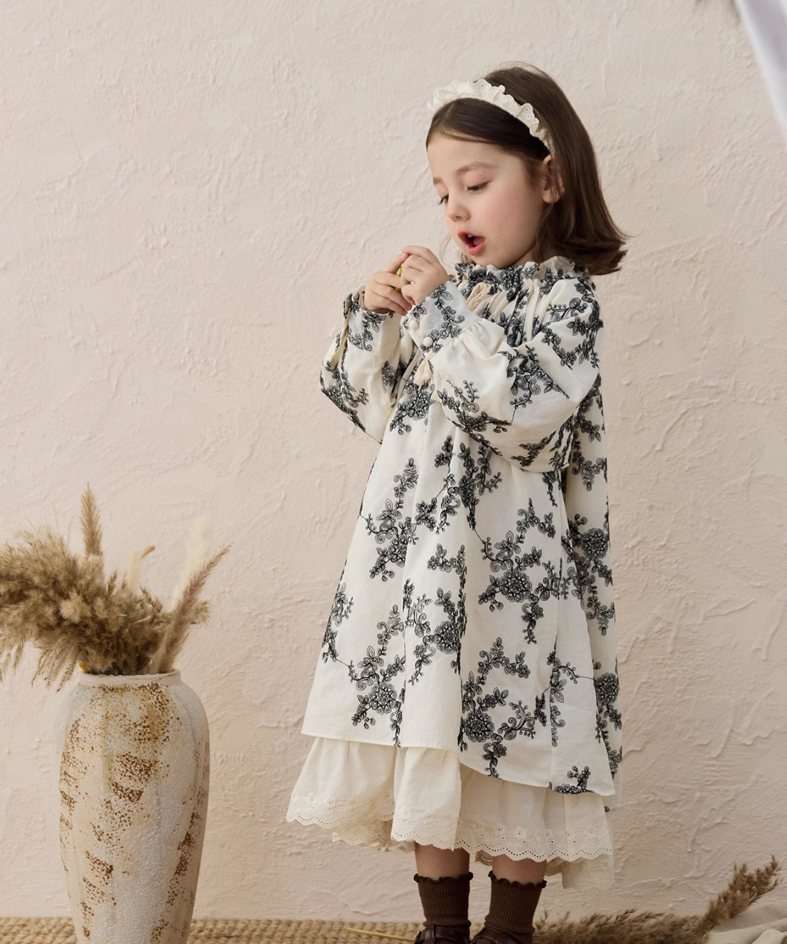 シャーリングネックフラワー刺繍レイヤードワンピース