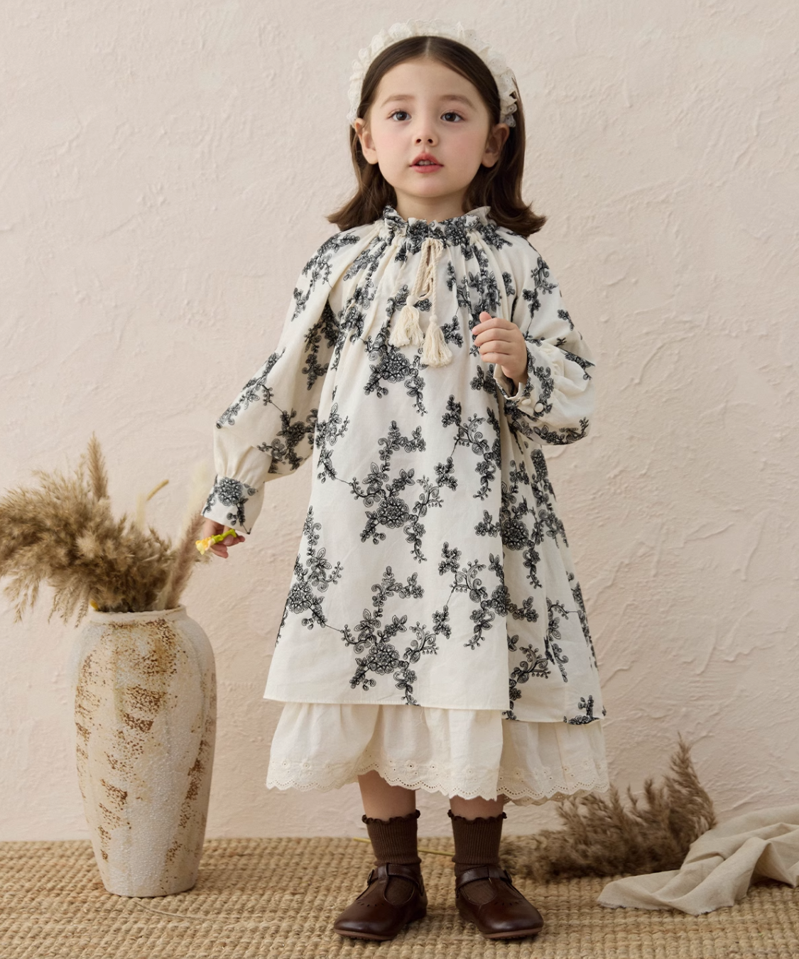 シャーリングネックフラワー刺繍レイヤードワンピース