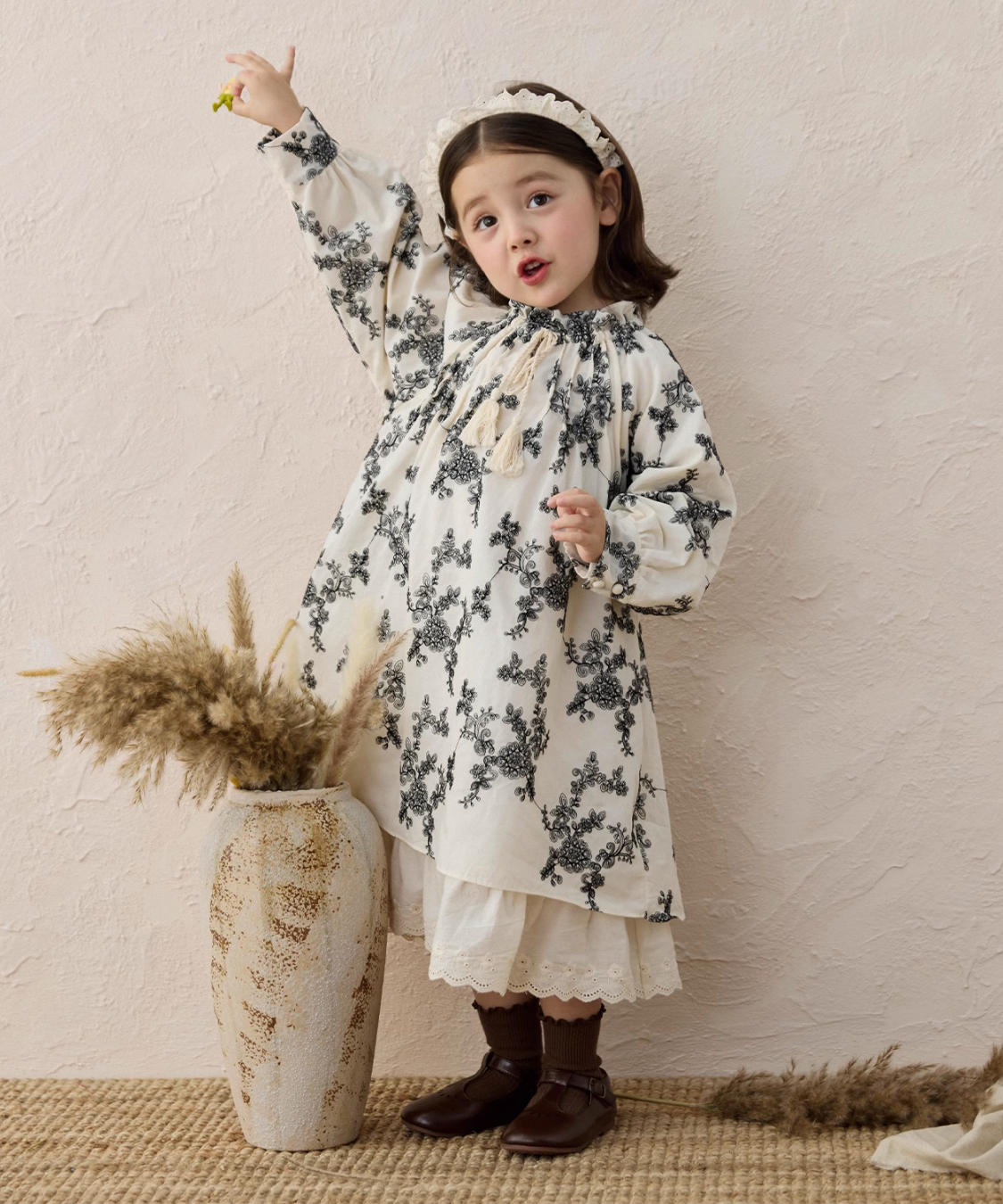 シャーリングネックフラワー刺繍レイヤードワンピース