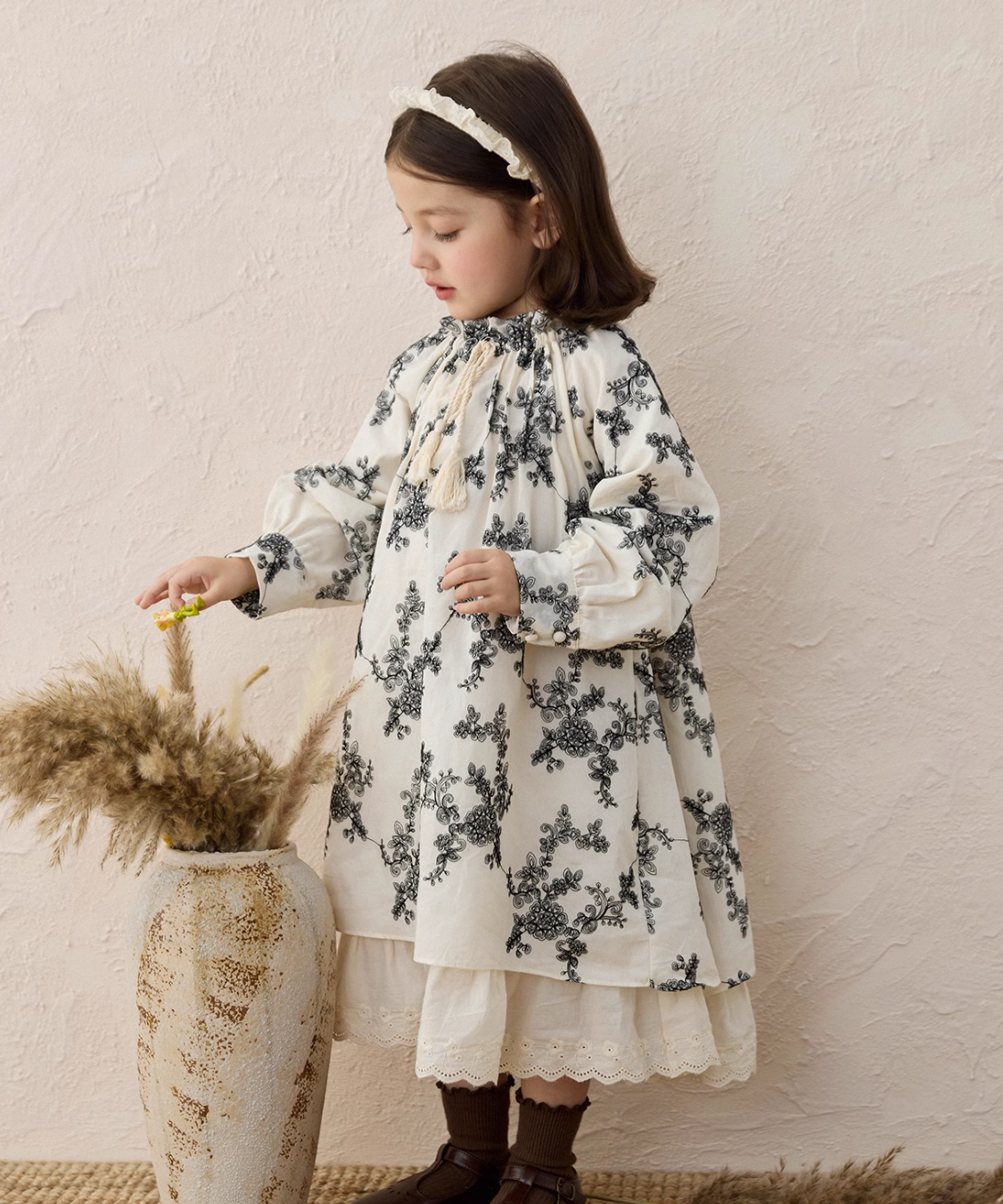 シャーリングネックフラワー刺繍レイヤードワンピース