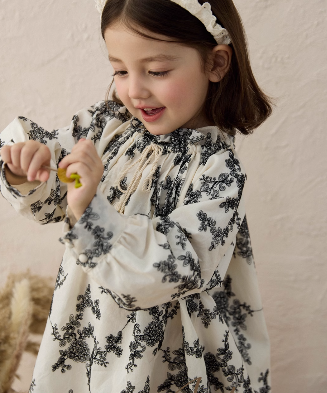 シャーリングネックフラワー刺繍レイヤードワンピース