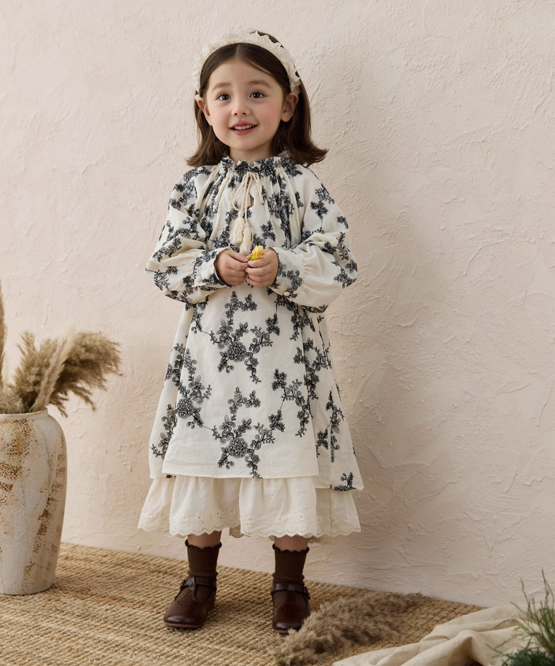 シャーリングネックフラワー刺繍レイヤードワンピース