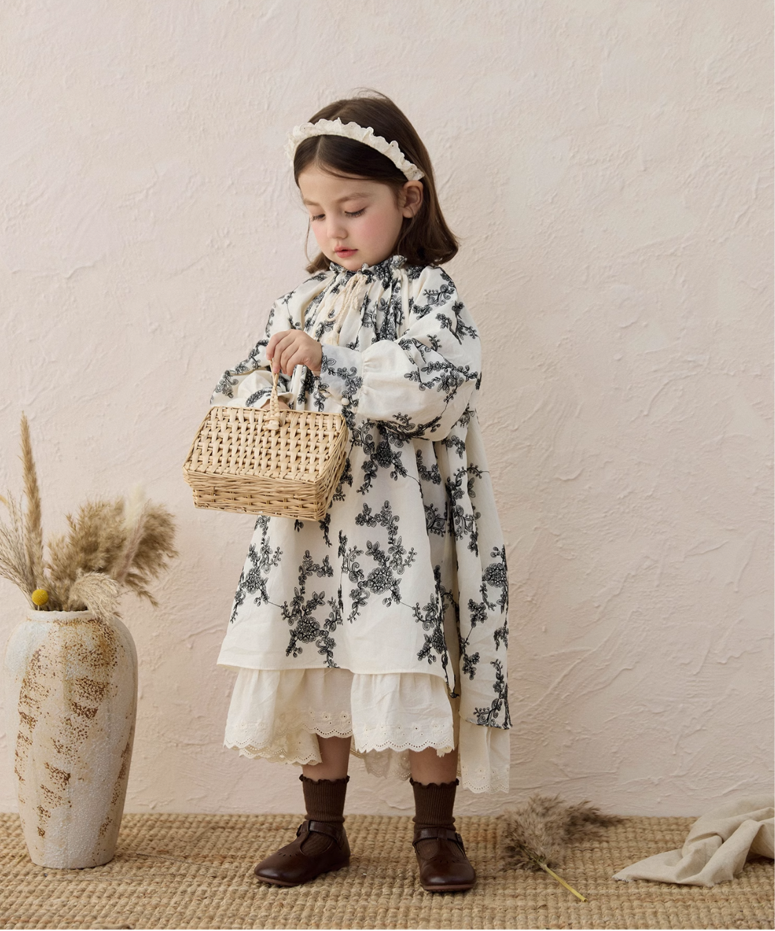 シャーリングネックフラワー刺繍レイヤードワンピース