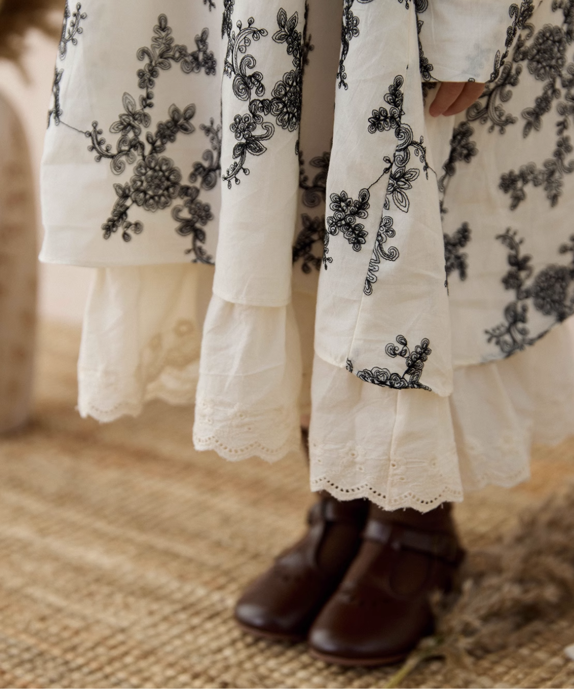 シャーリングネックフラワー刺繍レイヤードワンピース