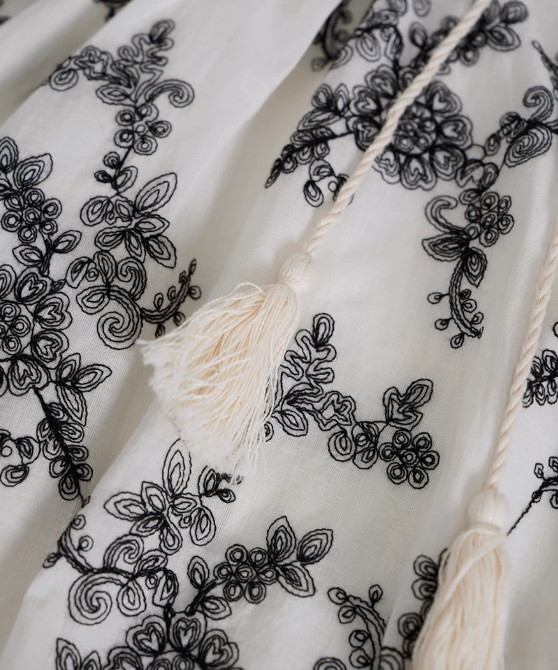 シャーリングネックフラワー刺繍レイヤードワンピース