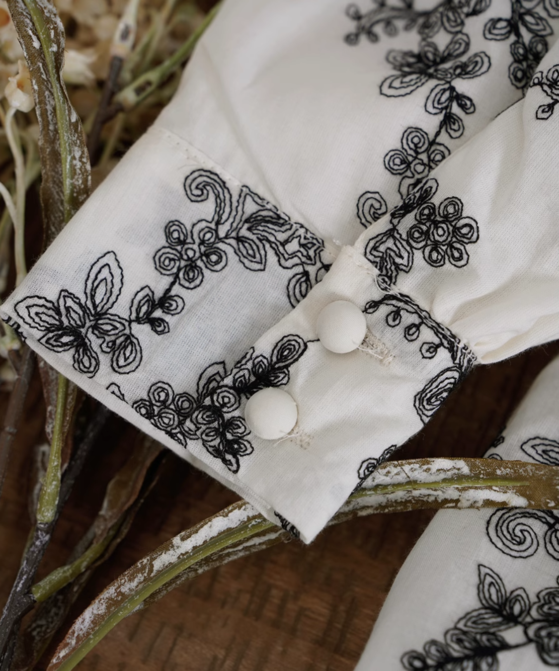 シャーリングネックフラワー刺繍レイヤードワンピース