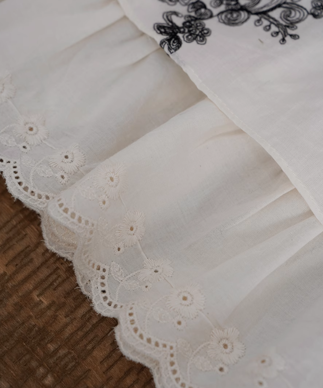 シャーリングネックフラワー刺繍レイヤードワンピース