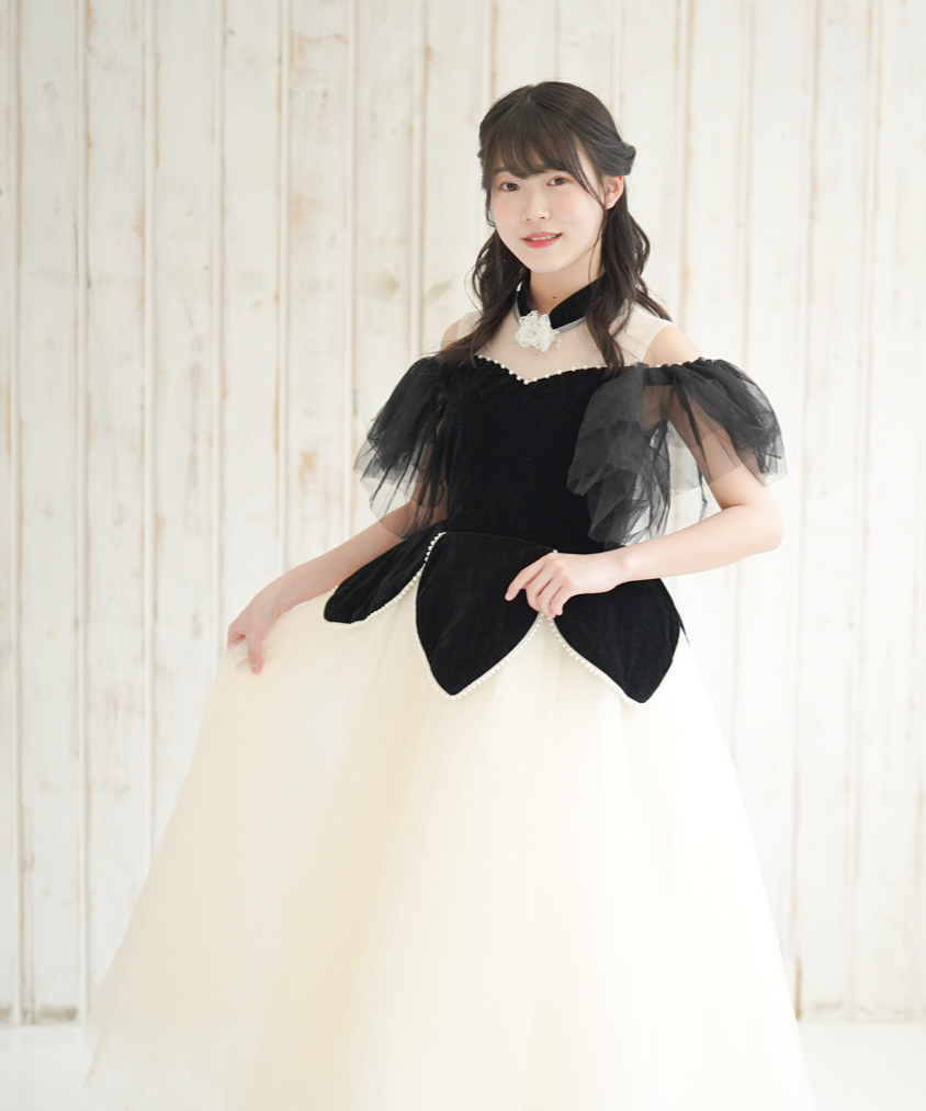 モノトーンデザインドレス