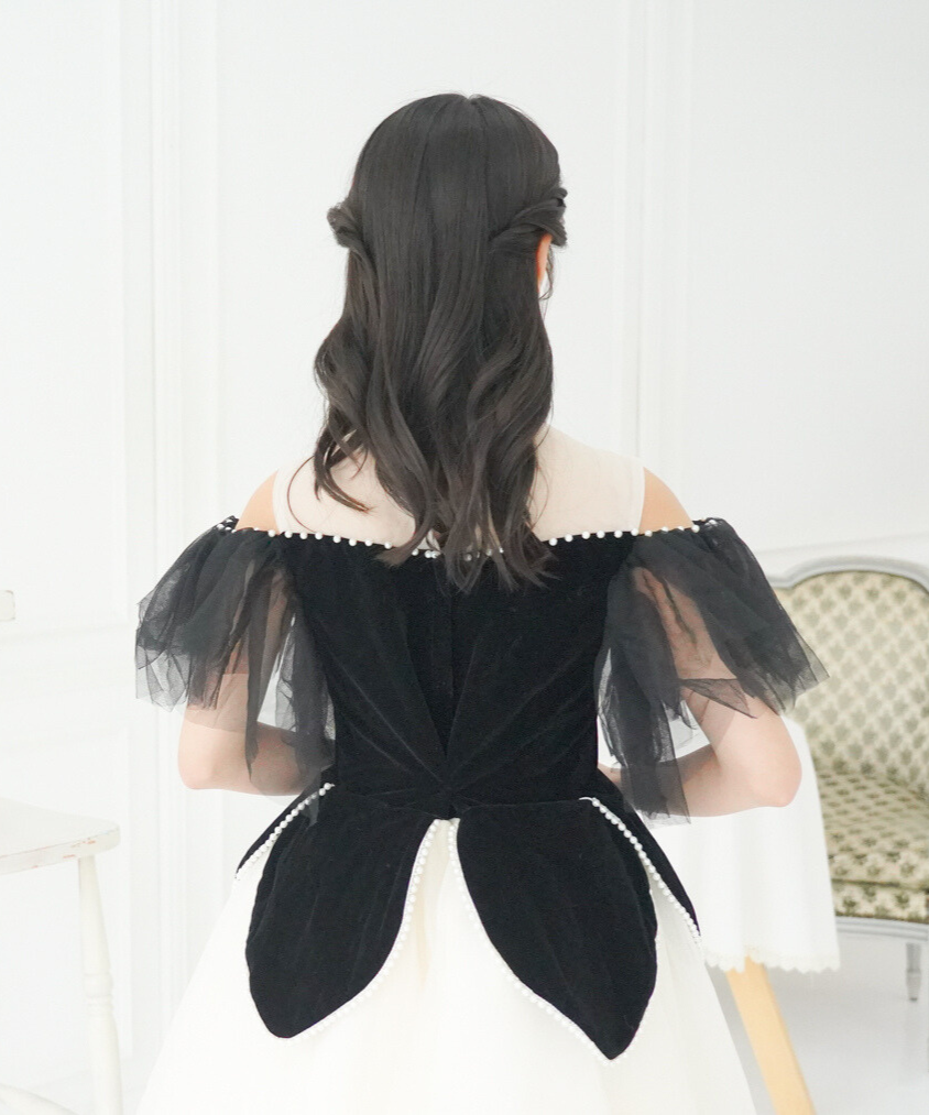 モノトーンデザインドレス